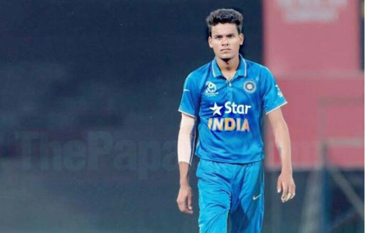 রাহুল চাহর : এবারে রাহুল চাহর প্রথম আইপিএল খেলবে রাইজিং পুণের হয়ে। ১০ লক্ষ টাকার বেস দামে বিক্রি হয়েছে রাজস্থানের স্পিনার রাহুল চাহর।