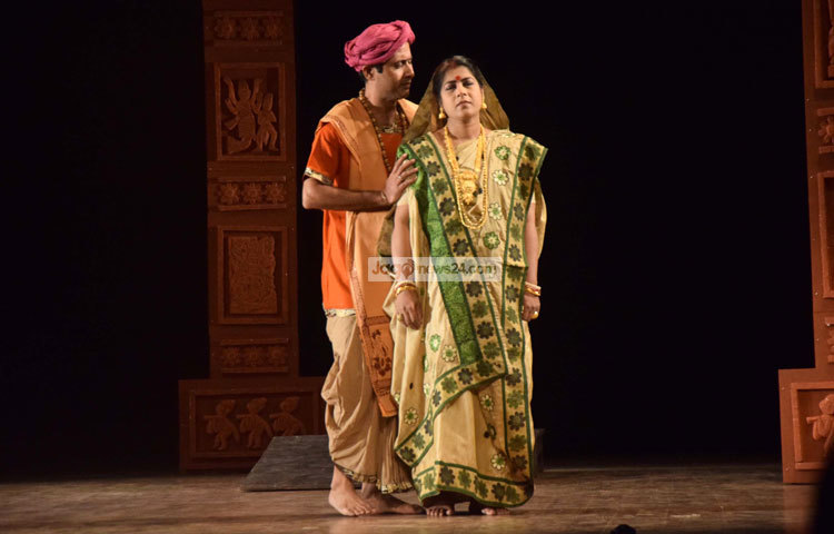 দর্শকপ্রিয় মঞ্চনাটক রাজা প্রতাপাদিত্য গতকাল মঞ্চস্থ হয়েছে। নাটকটি এরই মধ্যে নাট্যপ্রেমীদের কাছ থেকে প্রশংসা লাভ করেছে। ছবি : মাহবুব আলম