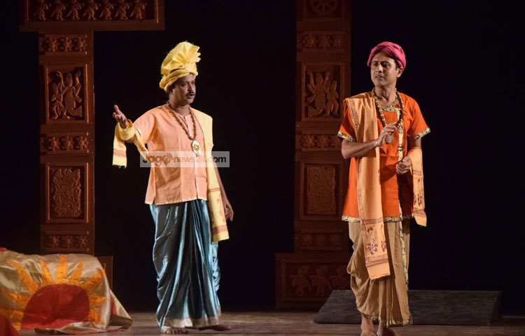 রাজা প্রতাপাদিত্য নাটকের রচনা ও নির্দেশনায় রয়েছেন আশিষ খন্দকার। গবেষণা করেছেন মনিরুল ইসলাম ও সানোয়ার আলম খান দুলু। ছবি : মাহবুব আলম