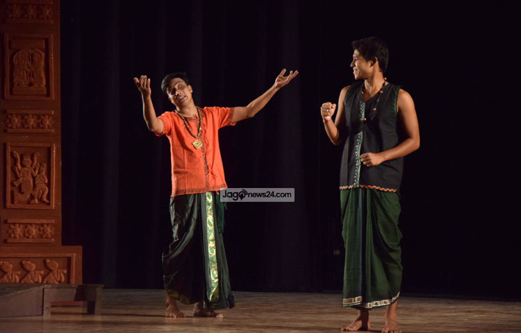 নাটকে প্রধান প্রধান চরিত্রে অভিনয় করেছেন সুমন ব্যানার্জী, সানোয়ার আলম খান দুলু, তানজিলা আক্তার জিনি, দেবাশীষ ভট্টাচার্য্য, আতিকুজ্জামান রনি প্রমুখ। ছবি : মাহবুব আলম