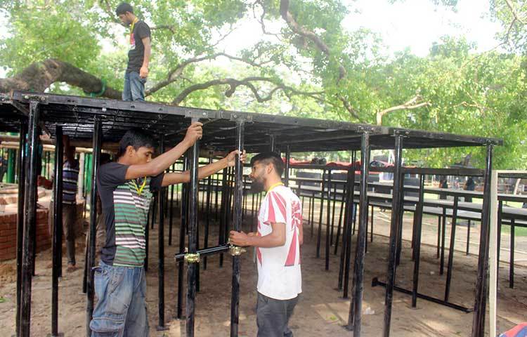 বৈশাখ বরণের জন্য রমনা বটমূলের প্রস্তুতি চলছে। প্রতি বছরের ন্যায় এবারেও নেওয়া হচ্ছে ব্যাপক নিরাপত্তা। ছবি : বিপ্লব দিক্ষিৎ