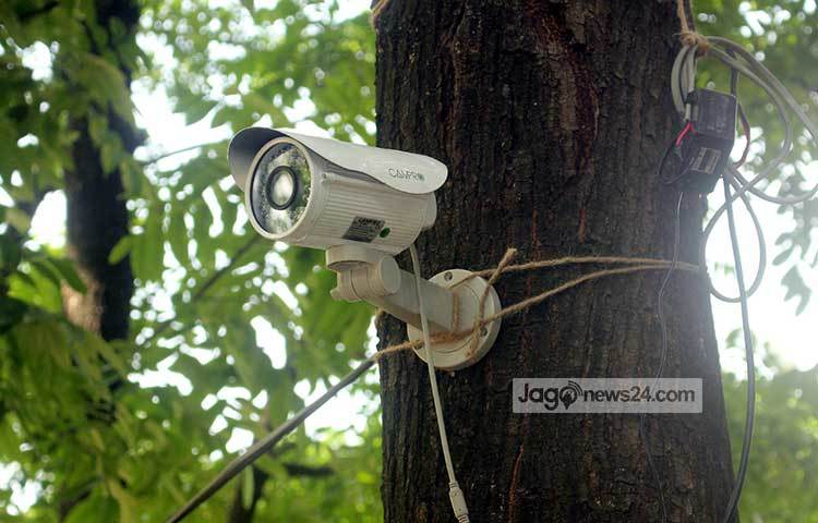 বাড়তি নিরাপত্তার জন্য বসানো হয়েছে ক্লোজ সার্কিট ক্যামেরা। ছবি : বিপ্লব দিক্ষিৎ