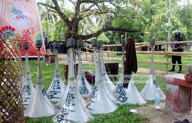 রমনা পার্কের বিস্তীর্ণ এলাকাজুড়ে বসানো হচ্ছে মাইক। সরেজমিনে গিয়ে দেখা গেছে, আইন শৃঙ্খলা রক্ষাকারী বাহিনী পাহারা দিচ্ছে। ছবি : বিপ্লব দিক্ষিৎ