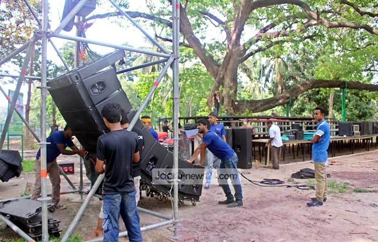 বর্ষবরণের অনুষ্ঠানের জন্য সাউন্ড বক্স বসানো হচ্ছে। প্রতিবারের ন্যায় এ বছরও বর্ষবরণের অনুষ্ঠান করবে ছায়ানট। ছবি : বিপ্লব দিক্ষিৎ
