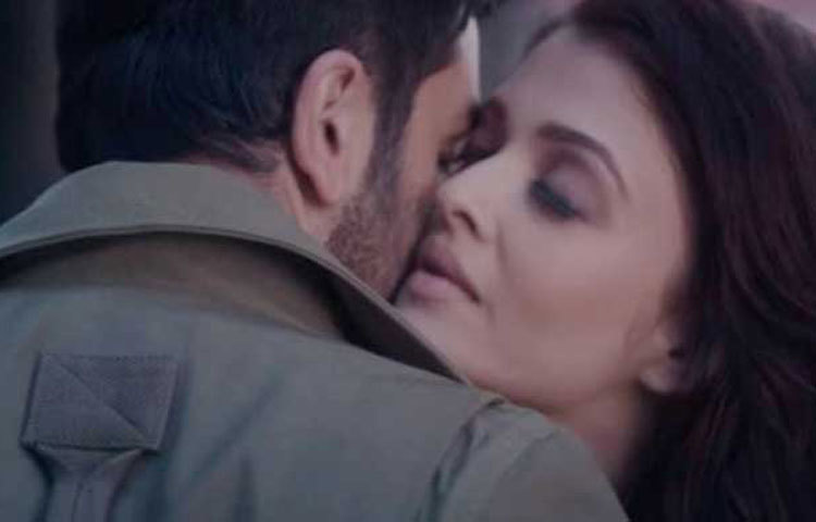 কিন্তু ছবি মুক্তির আগেই নানা কারণে এটি রয়েছে আলোচনার কেন্দ্রবিন্দুতে। নতুন করে সেই আলোচনায় আবারো ঘি ঢাললো রণবীর-ঐশ্বরিয়ার কিছু অন্তরঙ্গ ছবি।