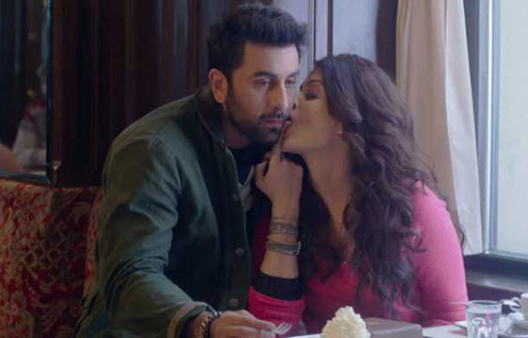 ভারতের কয়েকটি গণমাধ্যমে রণবীর-ঐশ্বরিয়ার এই অন্তরঙ্গ ছবিগুলো প্রকাশ হয়েছে।