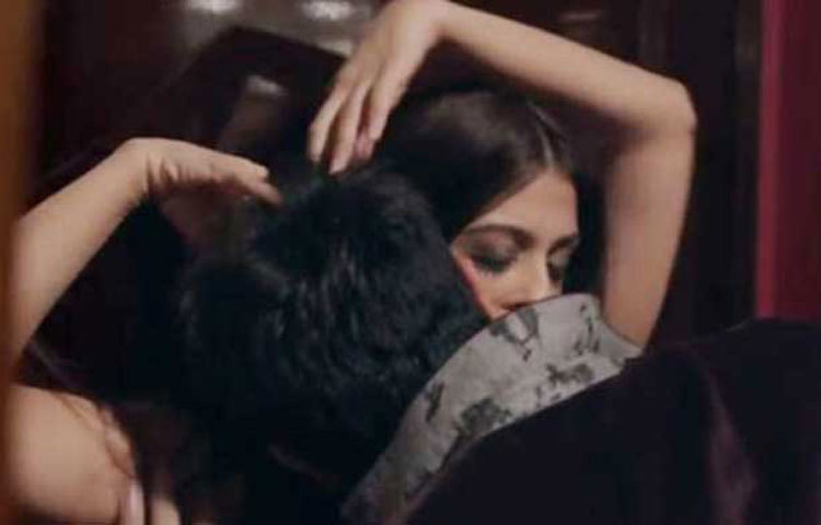 অন্তরঙ্গ এই ছবি দেখেই বোঝা যাচ্ছে রণবীর-ঐশ্বরিয়া জুটি ছবিটি মুক্তির পর বিতর্কে মুখে পড়তে পারেন!