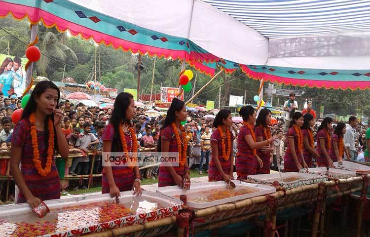 রাঙ্গামাটির বেতবুনিয়ায় অনুষ্ঠিত জলকেলিতে মেতেছে মারাম সম্প্রদায়ের তরুণ-তরুণীরা। ছবি : সুশীল প্রসাদ চাকমা