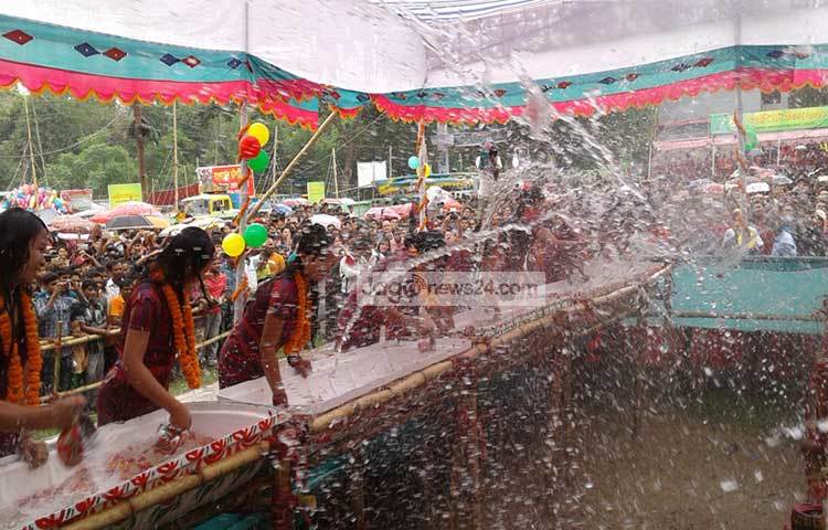 জলকেলির আনন্দে আত্মহাহারা হয়েছেন মারাম সম্প্রদায়ের তরুণ-তরুণীরা। ছবি : সুশীল প্রসাদ চাকমা