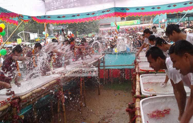 একটি বছর এই জলকেলি উৎসবের জন্য অপেক্ষা করেন পাহাড়ের মানুষ। ছবি : সুশীল প্রসাদ চাকমা