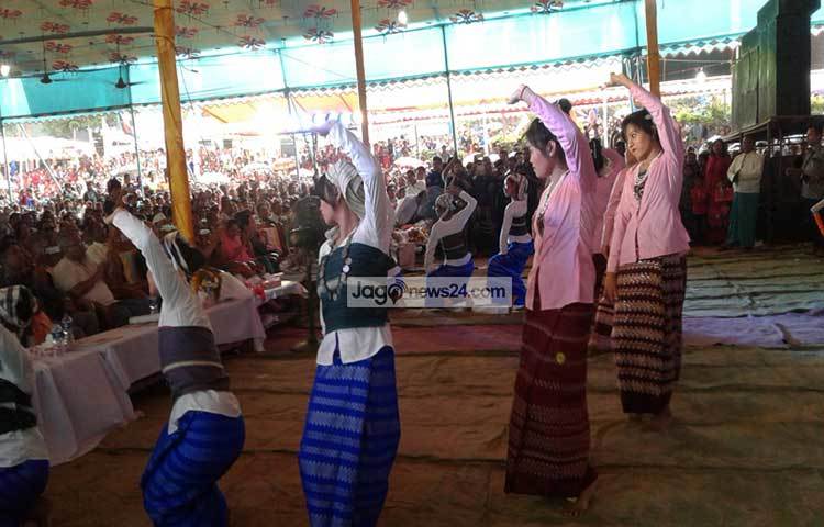 জল উৎসবে মারমা শিল্পীরা নৃত্যসঙ্গীত পরিবেশন করছেন। ছবি : সুশীল প্রসাদ চাকমা