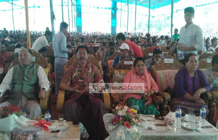 দর্শক সারিতে সামনে রয়েছেন পার্বত্য চট্টগ্রামবিষয়ক প্রতিমন্ত্রী বীর বাহাদুর উশৈসিং ও সাবেক প্রতিমন্ত্রী দীপংকর তালুকদার। ছবি : সুশীল প্রসাদ চাকমা