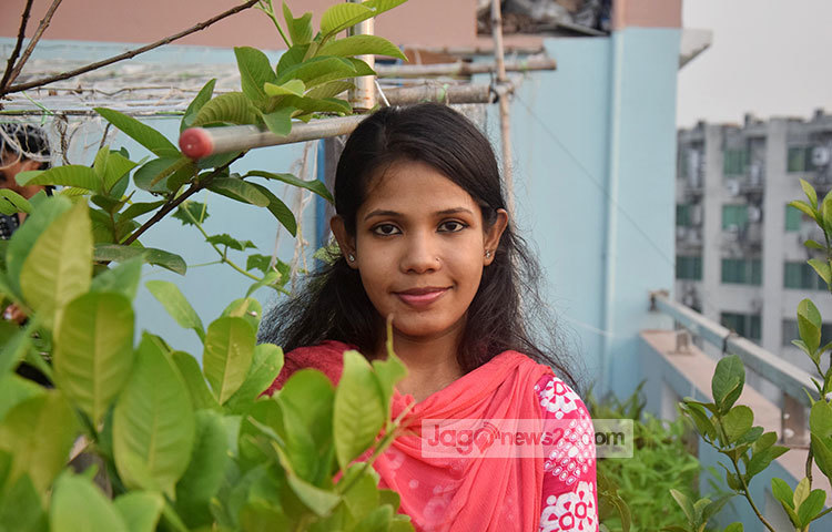 রানা প্লাজা ধসের ১৭ দিন পর বিশাল ধ্বংসস্তূপ থেকে রেশমাকে জীবিত উদ্ধার করে সেনাবাহিনী। ছবি : মাহবুব আলম