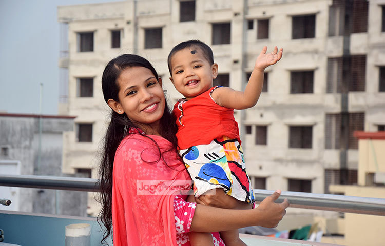 রেশমার শ্বশুর বাড়ি বরিশালে। সবাই এখন ঢাকাতেই থাকেন। তার স্বামী রাব্বী একটি রিয়েল স্টেট কোম্পানিতে চাকরি করেন। ছবি : মাহবুব আলম