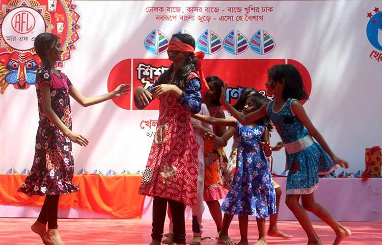 শিশুরা কানামাছি খেলাসহ বেশ কিছু গ্রামীণ খেলা মঞ্চে পরিবেশন করে। ছবি : বিপ্লব দিক্ষিৎ