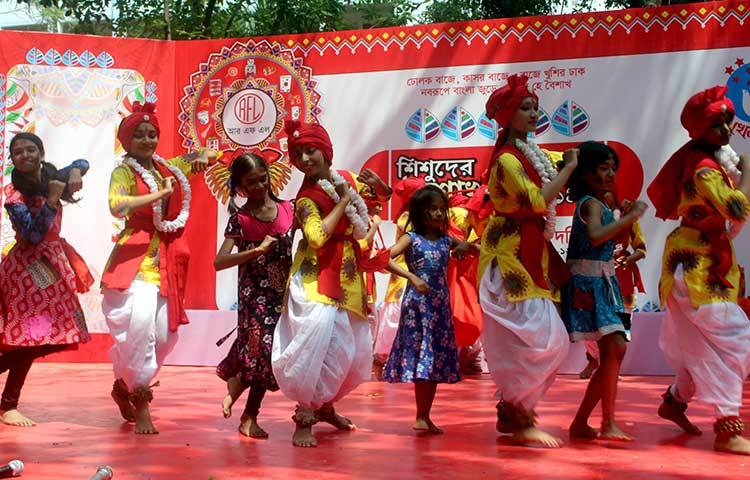 ঢাকা বিশ্ববিদ্যালয়ের কলা ভবনের সামনে আরএফএলের সৌজন্যে খেলাঘর বর্ষবরণ অনুষ্ঠান করছে। ছবি : বিপ্লব দিক্ষিৎ