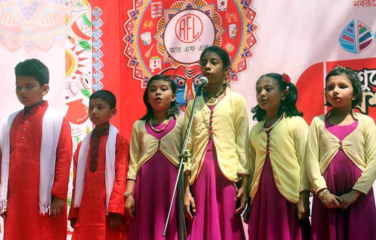 খেলাঘরের শিল্পীরা বৈশাখ বরণের গান পরিবেশন করছে। ছবি : বিপ্লব দিক্ষিৎ