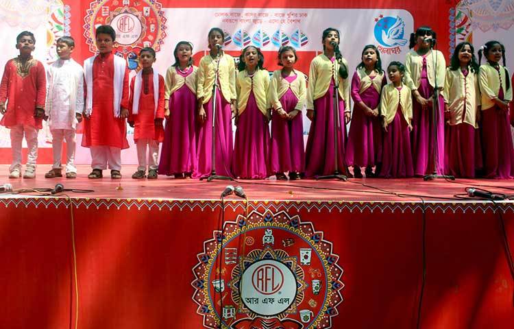 খেলাঘরের শিল্পীরা বর্ষরণের এ অুনষ্ঠানে গান গাইতে পেরে খুবই আনন্দিত। ছবি : বিপ্লব দিক্ষিৎ