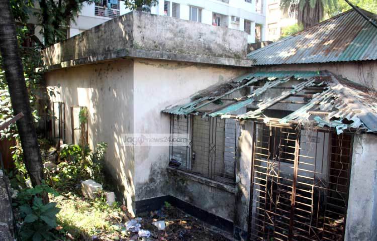 পেশায় মিতা ইঞ্জিনিয়ার আর রিতা চিকিৎসক ছিলেন। ২০১০ সালে তাদের মানসিক চিকিৎসা করে বড় বোন কামরুন্নাহার হেনার কাছে বুঝিয়ে দেওয়া হয়েছিল। মিতা-রিতার এই ভূতের বড়িটি এলাকার সবার কৌতূহলের কেন্দ্রবিন্দুতে পরিণত হয়েছে। ছবি : বিপ্লব দিক্ষিৎ