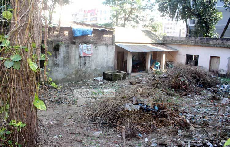 মিতা-রিতার বাড়ির আঙিনা। ময়লা-আবর্জনার স্তূপ জমে আছে। ছবি : বিপ্লব দিক্ষিৎ