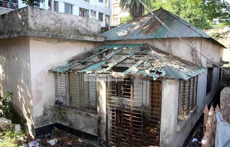 বাড়ির মেইন গেটের সামনে দুটি তালাবদ্ধ টং দোকান বসানো। গেটের ভেতর-বাইরে দুদিকেই তালা ঝুলছে। ছবি : বিপ্লব দিক্ষিৎ