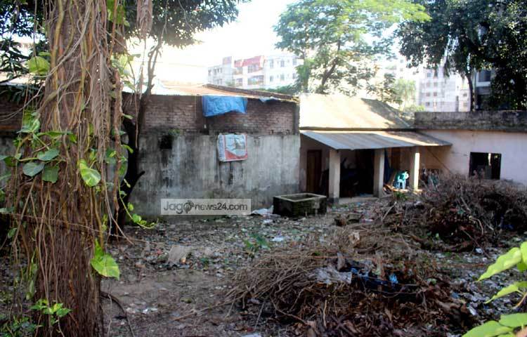 পা দুটো উঁচু করে ভেতরের দিকে তাকালে চোখে পরে নীল টিন শেড ঘর। দীর্ঘদিন রং না করায় টিনের মাঝে ছিদ্র হয়ে গেছে। ছবি : বিপ্লব দিক্ষিৎ