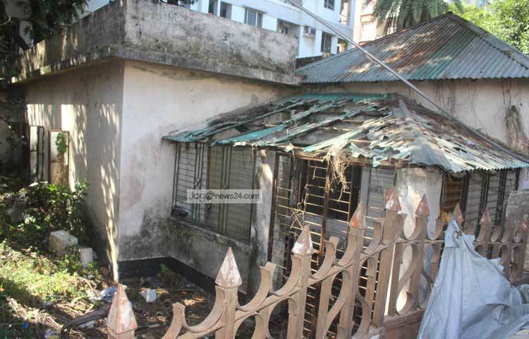 বাড়ির সীমানার ভেতরে আম, খেজুরসহ নানা ধরনের কয়েকটি গাছ দেখা যাচ্ছে। মিরপুর ৬ নম্বর সেকশনের সি ব্লকের ৯ নম্বর সড়কের প্রথম বাড়ি এটি। ছবি : বিপ্লব দিক্ষিৎ