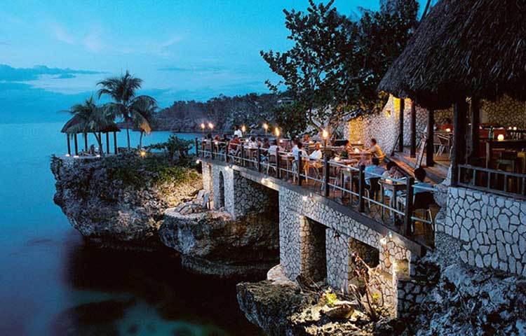 রকহাউজ হোটেল : জ্যামাইকার ন্যাগরিলে গেলে এটি দেখা যাবে। রকহাউজ হোটেলটি জ্যামাইকার অন্যতম পর্যটন কেন্দ্র।