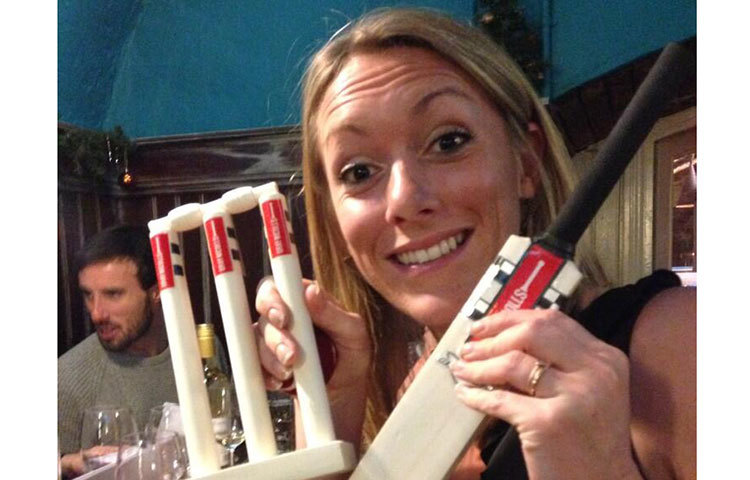 রোসালি বার্চ : ২০০৩ সালে অস্ট্রেলিয়া বনাম দক্ষিণ আফ্রিকার মধ্যকার অনুষ্ঠিত ম্যাচ দিয়ে তার ক্রিকেট অঙ্গ অভিষেক ঘটে। বর্তমানে এই সুন্দরী ক্রিকেটারের বয়স ৩৩ বছর।