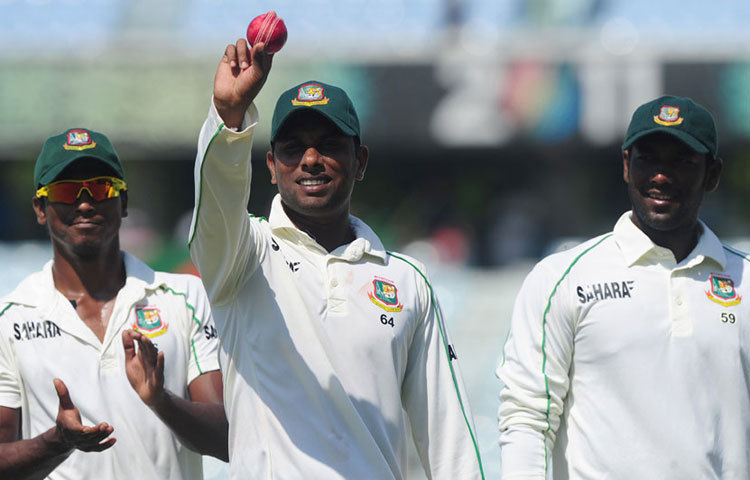 সোহাগ গাজী : ১৩ নভেম্বর ২০১২, ইলিয়াস সানির কৃতিত্বের ১ বছর পর। প্রতিপক্ষ আবার সেই ওয়েস্ট ইন্ডিজ। মিরপুর শেরেবাংলা ক্রিকেট স্টেডিয়ামে বল হাতে নেমেই কারিশমা দেখালেন সোহাগ গাজী। অভিষেকে তুলে নিলেন ৭৪ রানে ৬টি উইকেট।