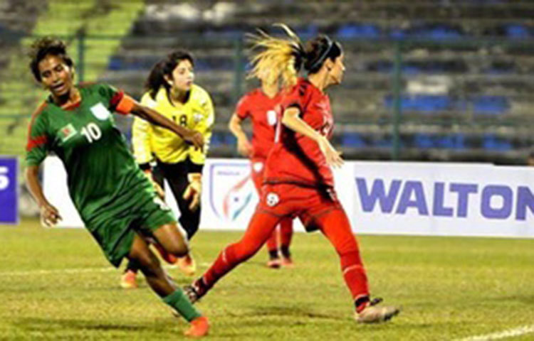 ছোটবেলা থেকেই সাবিনার খেলাধুলা ভালো লাগত। ক্লাস নাইন থেকে তিনি ফুটবল খেলা শুরু করেন।