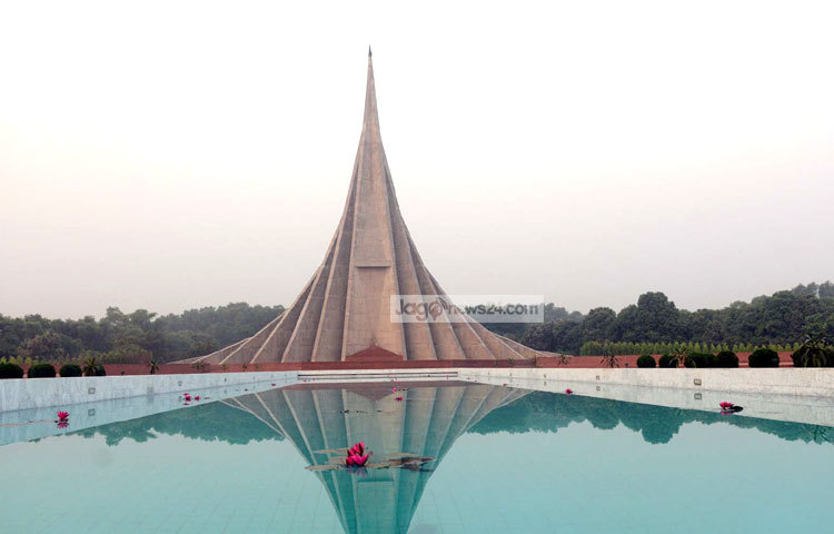 ৪৫ বছর আগে এই দিনে বিশ্বের মানচিত্রে নতুন স্বাধীন-সার্বভৌম রাষ্ট্র হিসেবে বাংলাদেশের অভ্যুদয় ঘটে। স্মৃতিসৌদের কাছে গেলেই যেন সবাই ফিরে যাই সেই মহান একাত্তরে। ছবি : বিপ্লব দিক্ষিৎ