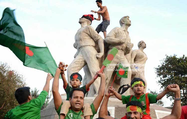 বিজয় উল্লাসে মেতেছে সবাই। সবার বুকে দেশকে ভালোবাসার দৃঢ় প্রত্যয়। ছবি : বিপ্লব দিক্ষিৎ