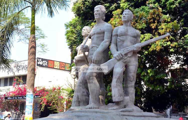 ভাস্কর্যে মুক্তিযুদ্ধ। এসব ভাস্কর্য আমাদের নতুন প্রজন্মের কাছে মুক্তিযুদ্ধের ইতিহাসের কথা প্রতিনিয়ত জানান দিচ্ছে। ছবি : বিপ্লব দিক্ষিৎ