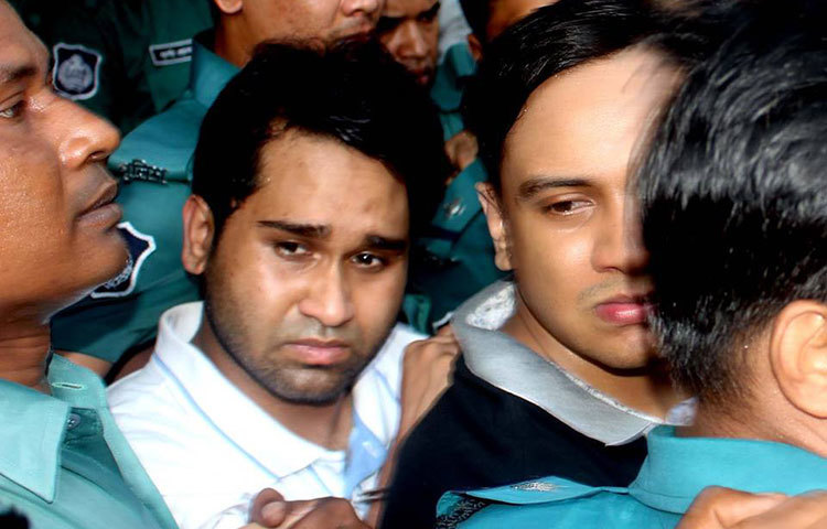 শুক্রবার (১ মে) দুপুর ২টা ৪০ মিনিটে তাদের ঢাকার মুখ্য মহানগর হাকিম আদালতে হাজির করা হয়েছে সাফাত-সাদমানকে। আদালতে হাজির করে তাদের আদালতের গারদ খানায় রাখা হয়। ছবি : বিপ্লব দিক্ষিৎ