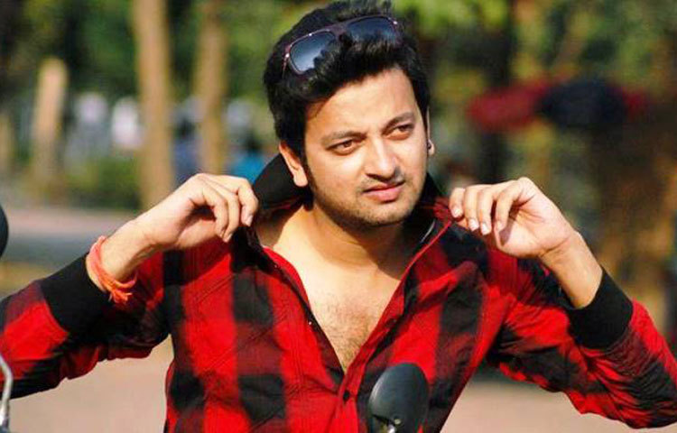 সাইমন : সাইমন অভিনীত চারটি ছবি মুক্তি পেয়েছে ২০১৬ সালে। ছবিগুলো ব্যবসায়িকভাবে সফলতা না পেলেও এই নায়ক তার অভিনয় দিয়ে নিজের ভিত্তি মজবুত করেছেন। আশা করা যাচ্ছে আগামী বছরটি দারুণ কাটবে &lsquo;পোড়ামন&rsquo; খ্যাত এই নায়কের।