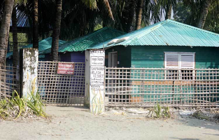 সেন্টমার্টিনের সৌন্দর্যে মুগ্ধ হয়ে বাংলা সাহিত্যের তুমুল জনপ্রিয় কথাসাহিত্যিক হুমায়ূন আহমেদ সেখানে এই বাড়িটি কিনেছিলেন। ছবি : মাহবুব আলম