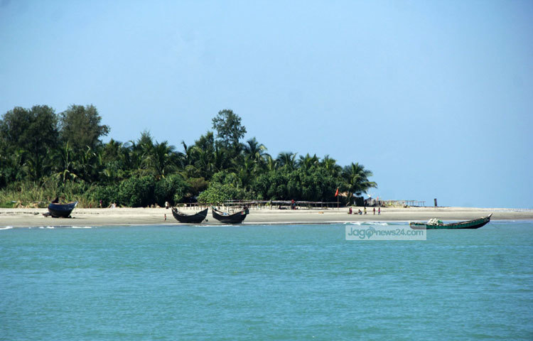 সেন্টমার্টিন বঙ্গোপসাগরের উওর-পূর্ব অংশে এবং টেকনাফ থেকে ৯ কিলোমিটার দক্ষিণে অবস্থিত। আরবের কিছু নাবিক ২৫০ বৎসর পূর্বে এটি আবিষ্কার করে। তারা এটিকে &lsquo;জাজিরা&rsquo; নামকরণ করেন। ছবি : মাহবুব আলম