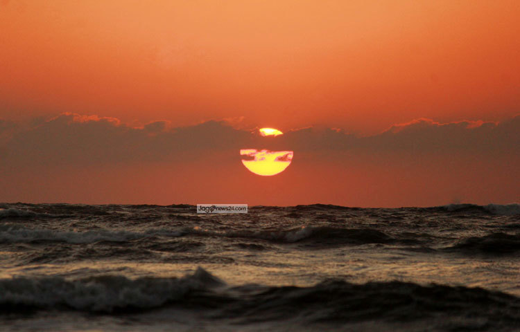 সেন্টমার্টিনের সূর্যদয় এবং সূর্যাস্ত দেখলে চোখ জুড়িয়ে যায়। সব পর্যটক এই দৃশ্য ভীষণ উপভোগ করেন। ছবি : মাহবুব আলম