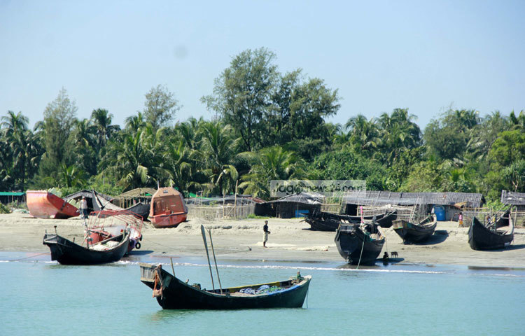এটিই বাংলাদেশের একমাত্র প্রবাল দ্বীপ। এর আয়তন ৮ বর্গ কিলোমিটার। ২০০৬ সালের হিসেব অনুযায়ী এর জনসংখ্যা ৭,০০০ জন। এবং এর ঘনত্ব প্রতি বর্গ কিলোমিটারে ৮৭৫ জন। ছবি : মাহবুব আলম