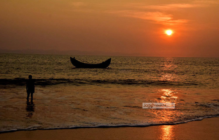 সেন্টমার্টিন দ্বীপ একটি জনপ্রিয় পর্যটন স্পটে পরিণত হয়েছে। দেশি ও বিদেশি পর্যটকদের জন্য এখানে ৫ টি শিপিং লাইন্স (শহিদ শের নিয়াবাদ, এল সি টি কুতুবদিয়া, ঈগল, ক্রিয়ারি ক্রুজ, ডাইন এবং ক্রিয়ারি সিনবাদ) চালু করা হয়েছে। ছবি : মাহবুব আলম