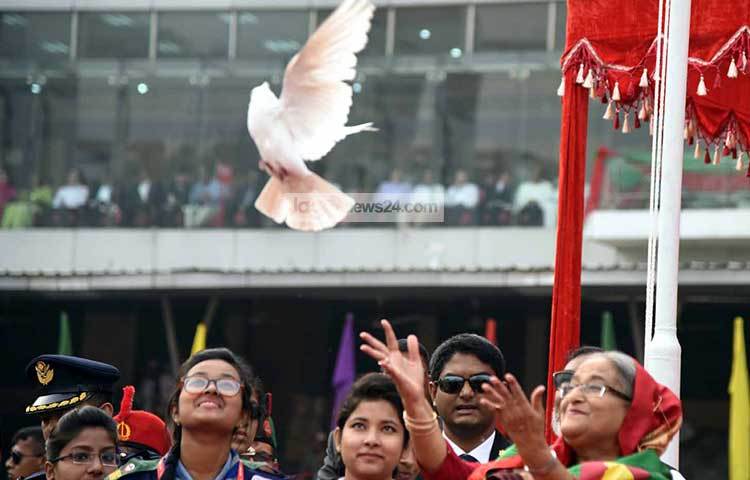 প্রধানমন্ত্রী শেখ হাসিনা শান্তির প্রতীক পায়রা উড়িয়ে স্বাধীনতা দিবসের কুজকাওয়াজের উদ্বোধন করেন। ছবি : বিপ্লব দিক্ষিৎ