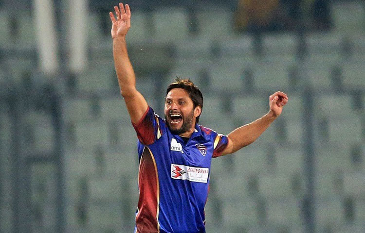 পাক ক্রিকেটার শহিদ আফ্রিদি ক্রিকেট ইতিহাসের আলোচিত ছক্কা মারার তৃতীয় স্থানও দখল করেছেন। ছক্কার রাজা খ্যাত এই ক্রিকেটার ২০০৫ সালের ৩০জানুয়ারি পাকিস্তান অস্ট্রেলিয়ার মধ্যে অনুষ্ঠিত ম্যাচে আলোচিত আরো একটি ছক্কা মেরেছিলেন।