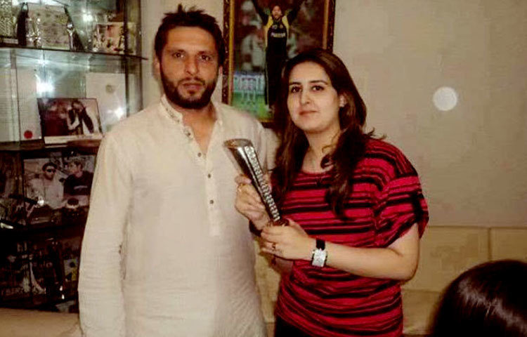 শাহিদ আফ্রিদি ও নাদিয়া : পাকিস্তানে আফ্রিদির স্ত্রী নাদিয়ার রূপের জন্য বেশ আলোচিত। ২০০০ সালে নাদিয়াকে বিয়ে করেন আফ্রিদি।