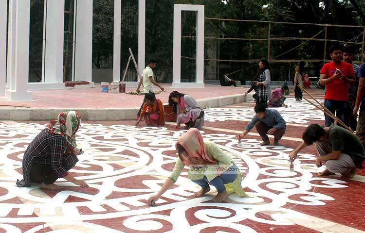যাদের প্রাণের বিনিময়ে আমরা পেয়েছি বাংলা ভাষায় কথা বলার অধিকার, তাদের প্রতি শ্রদ্ধা জানাতে সবাই আসেন এই শহীদ মিনারে। ছবি : বিপ্লব দিক্ষিৎ