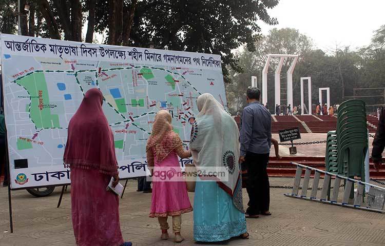 ভাষা শহীদদের শ্রদ্ধা জানানোর জন্য শহীদ মিনার এলাকা ধুয়ে-মুছে পরিষ্কার করা হচ্ছে। ছবি : বিপ্লব দিক্ষিৎ