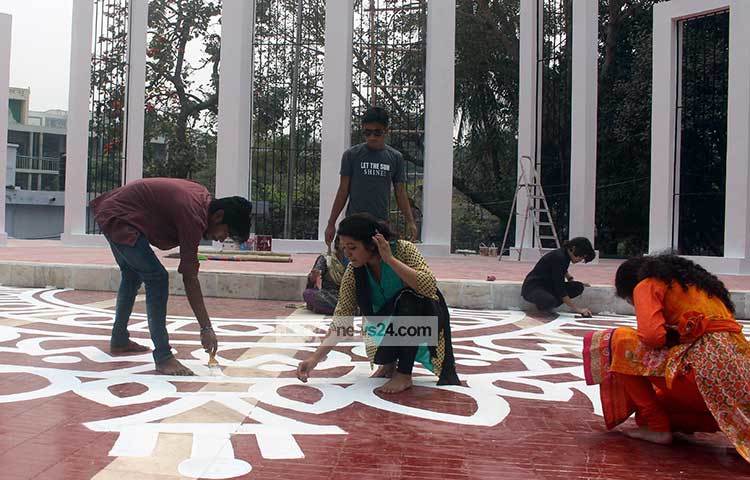 ঢাকা বিশ্ববিদ্যালয়ের চারুকলা অনুষদের ছাত্র-ছাত্রীরা শহীদ মিনারে আলপনা আঁকছেন। ছবি : বিপ্লব দিক্ষিৎ