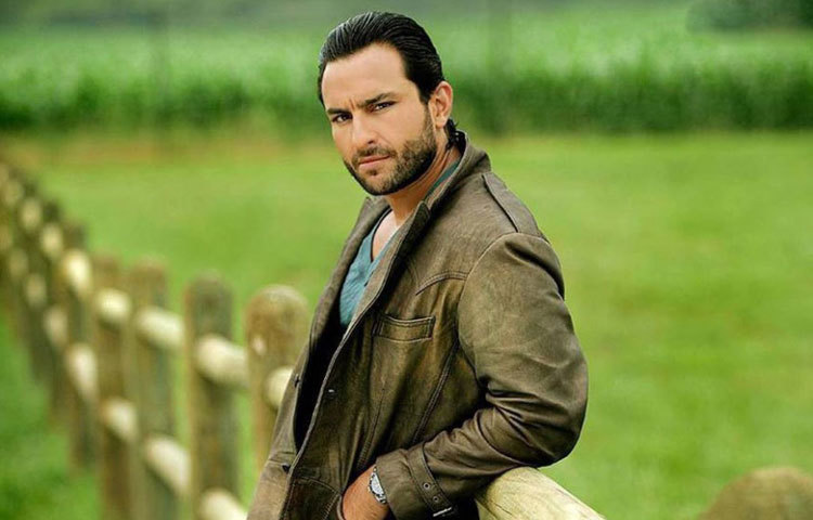 সাইফ আলি খান : অনেকেই জানেন বই পড়ার প্রবল নেশা রয়েছে সাইফের। কিন্তু অনেকেই হয়তো জানেন না, তার গোটা লাইব্রেরিটাই তার বাথরুমে।