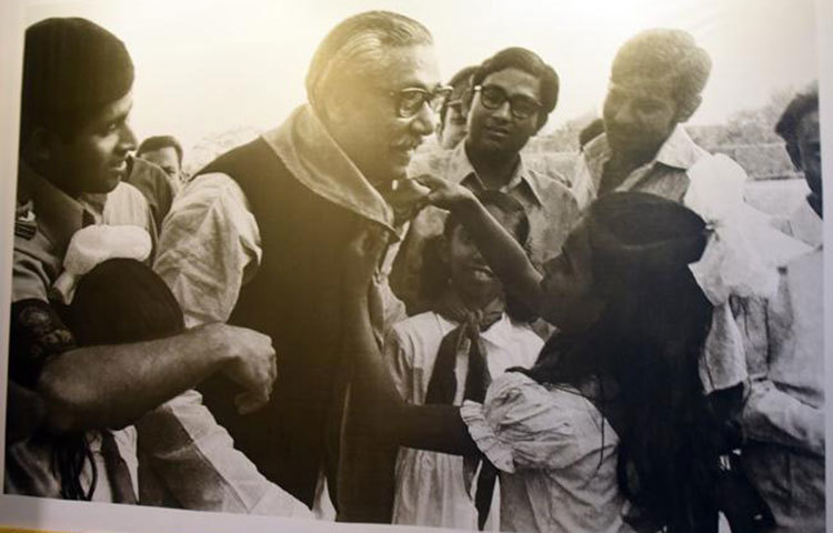 শিশুদের জন্য বঙ্গবন্ধু শেখ মুজিবুর রহমানের দুয়ার সব সময় উন্মুক্ত ছিল। বিভিন্ন অনুষ্ঠানে তিনি শিশুদের কাছে পেলে আনন্দে আত্মহারা হয়ে যেতেন।