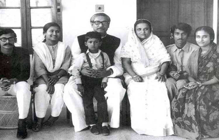পরিবারের সর্বকনিষ্ঠ সদস্য শিশু শেখ রাসেলের সঙ্গে জাতির পিতা বঙ্গবন্ধু শেখ মুজিবুর রহমান।